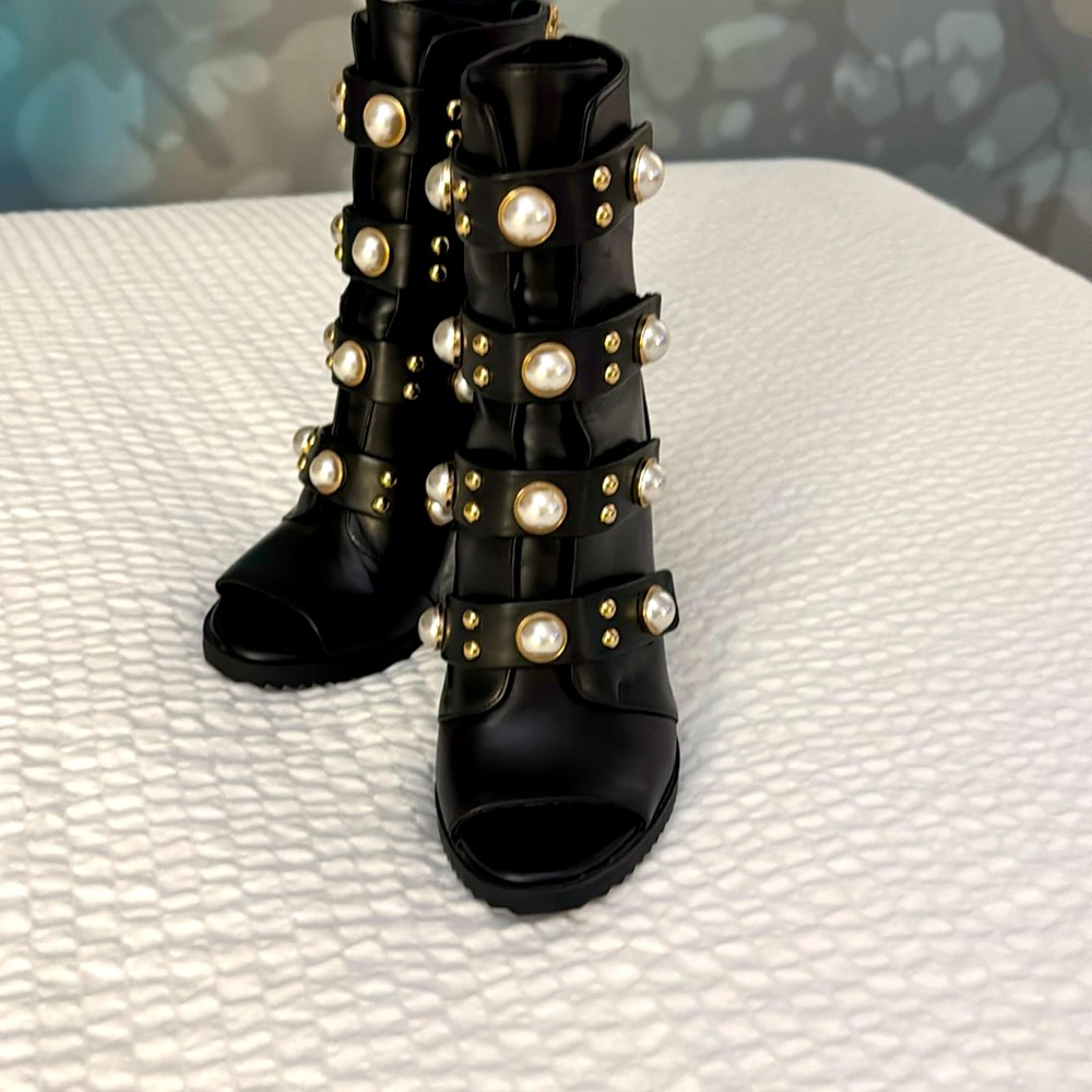 KARL LAGERFELD Women's Brayden Peep Toe Bootie 7M. NWOT
